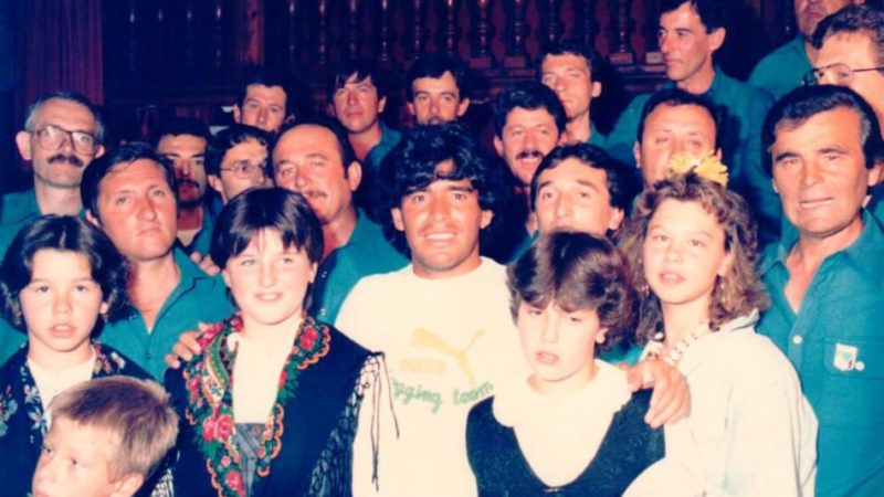Maradona : dagli azzurri del Napoli agli azzurri del coro Presanella