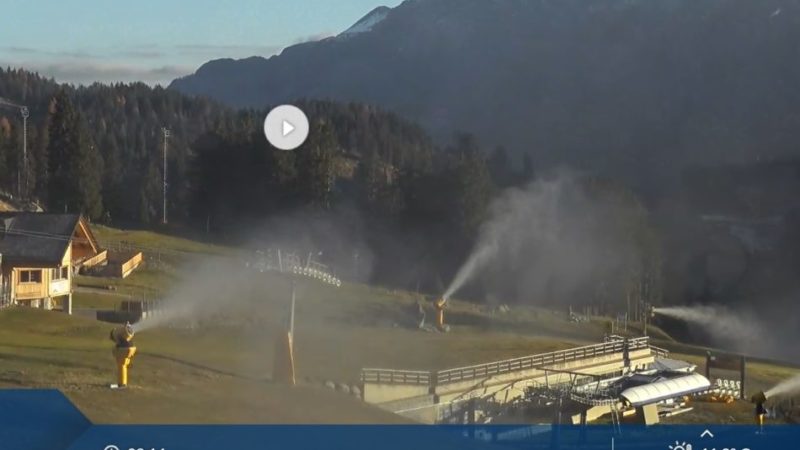 I cannoni in funzione lungo il canalone Miramonti ma soltanto…