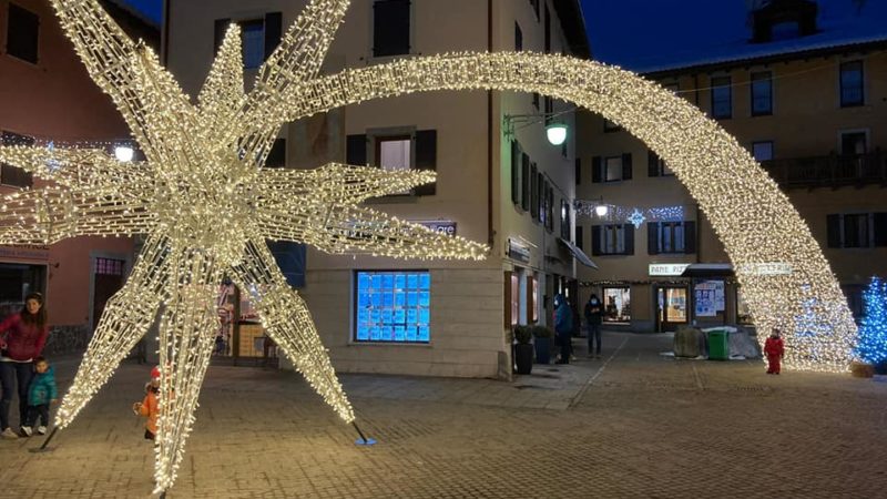 Ecco la bellissima cometa di Piazza Carera a Pinzolo