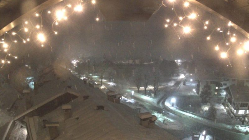 Il maltempo non dà tregua: a Pinzolo continua a nevicare