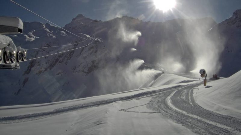 Sul Presena si spara neve giorno e notte per salvare il ghiacciaio