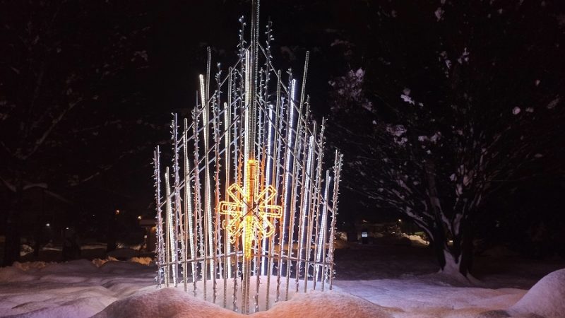 Il logo dell’Apt Campiglio e le luminarie natalizie