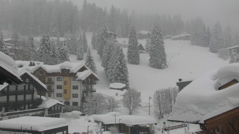 Oggi coperto con nevicate diffuse, di intensità moderata dai 1200-1400 metri di quota