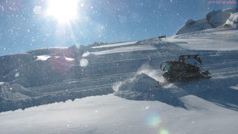 Skiarea Campiglio: i gatti della neve sono al lavoro per la preparazione delle piste