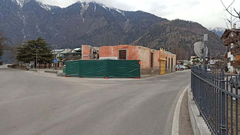 L’ex panificio demolito a metà: rimarrà così per molto?