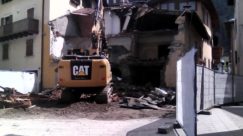 Demolita la vecchia casa in piazza Collini, nel centro di Pinzolo