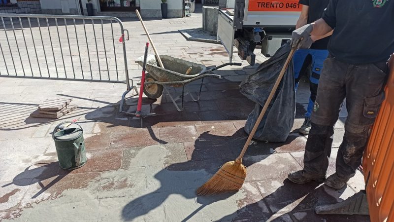Gli operai del Comune impegnati nella sistemazione delle vie e piazze del centro di Pinzolo