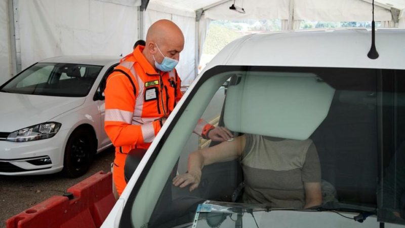 Vaccinazioni anti-Covid: da domani sera prenotazioni anche per gli over 65