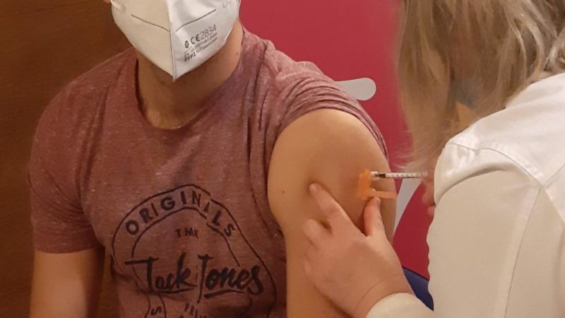 Vaccino Covid-19: da questa sera le prenotazioni per gli over55