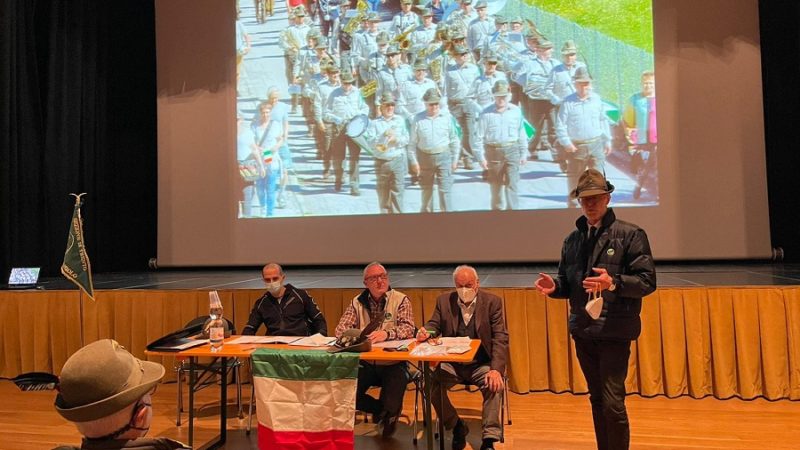 Il consigliere nazionale Mauro Bondi all’assemblea dei soci del gruppo alpini di Pinzolo e S.Antonio di Mavignola