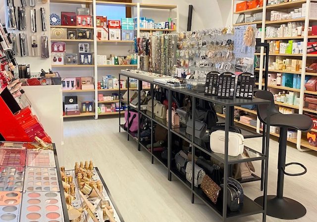 Completamente rinnovata la profumeria Nell di Pinzolo