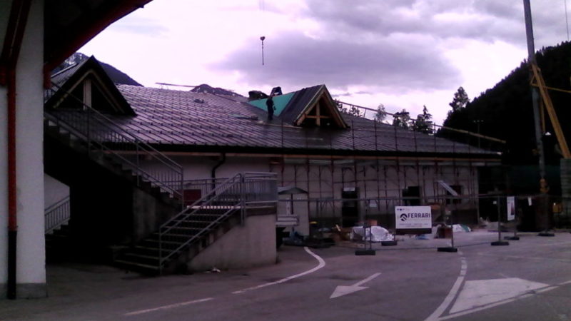 A buon punto i lavori di copertura di un secondo tennis a Pinzolo