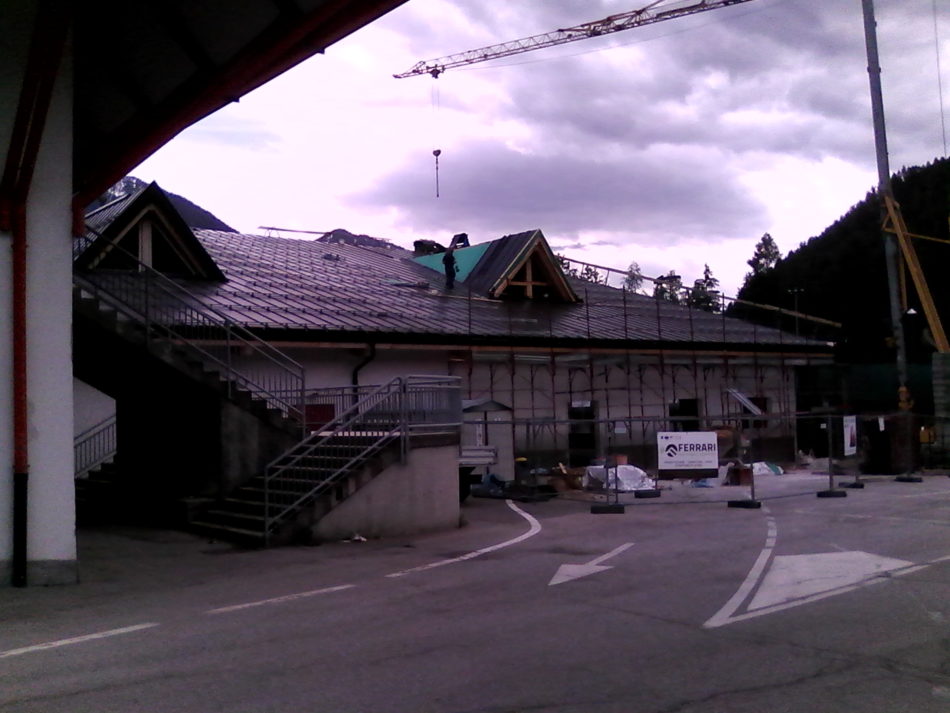 A buon punto i lavori di copertura di un secondo tennis a Pinzolo