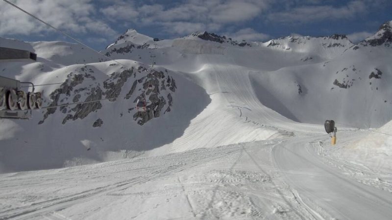 Iniziata la posa dei teli protettivi sul ghiacciaio Presena