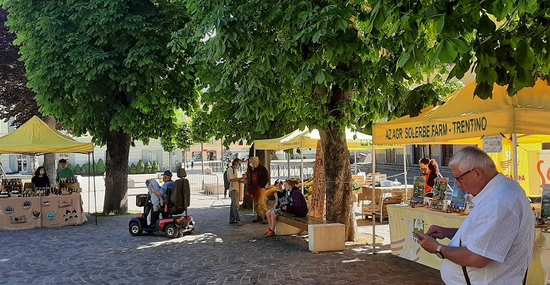 A Tione di Trento inaugurato il mercato contadino: un viaggio nel biologico, l’ecologia e i prodotti km0