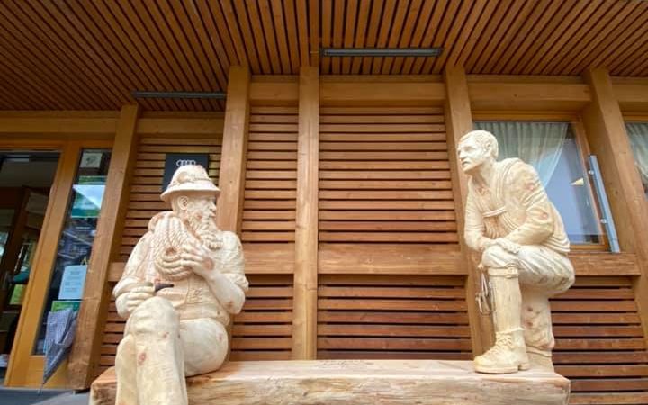 La Pro Loco Madonna di Campiglio regala la panchina “del Bruno e del Cesare” alla comunità e agli ospiti della località