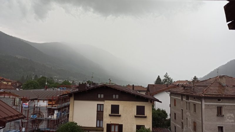 Forti temporali in corso con graduale miglioramento per il fine settimana