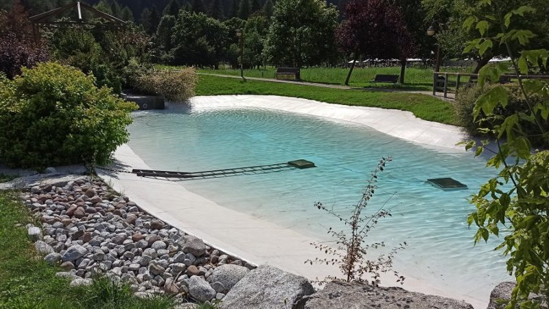 Le vasche d’acqua al Bocciodromo sono tornate di colore azzurro