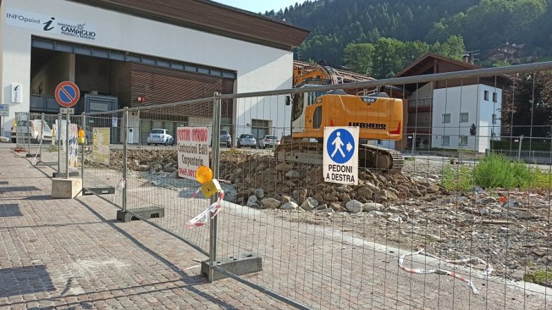 Da stamani uno scavatore al lavoro nell’area ex-casa Cacam