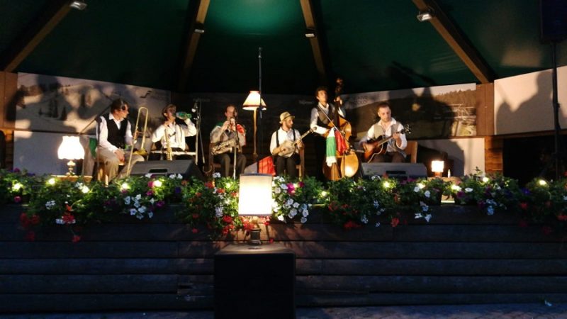 La Time Rag Department entusiasma il pubblico di piazza Carera