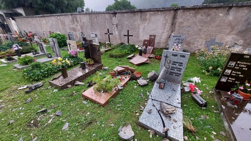 Un fulmine ha colpito il campanile della chiesa di San Vigilio a Pinzolo