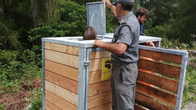 Uno “scudo” in larice e metallo per allontanare gli orsi dai rifiuti