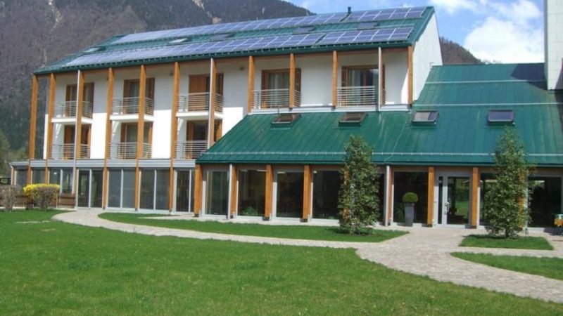 Mentre operatori non vaccinati entrano in contatto con gli ospiti, gli accessi dei familiari rimangono limitati…