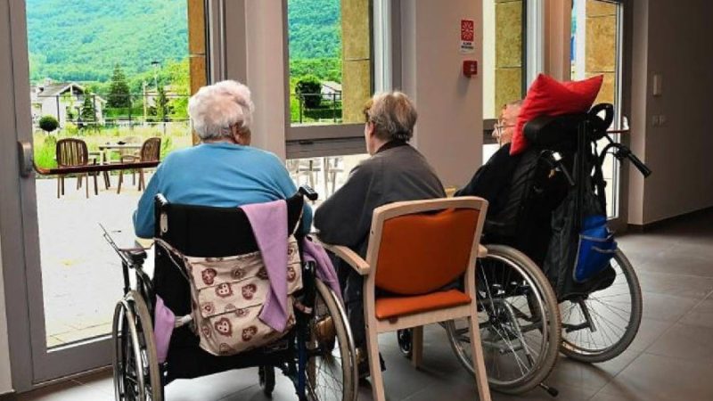 A Pinzolo gli ospiti della RSA sono rinchiusi come carcerati, a Spiazzo no