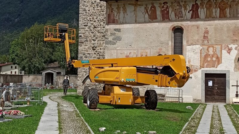 Operai al lavoro per mettere in sicurezza il campanile di san Vigilio a Pinzolo