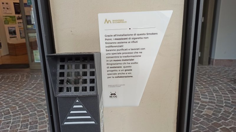 Installato fuori dall’ufficio Apt a Pinzolo uno Smokers Point per la raccolta dei mozziconi di sigaretta
