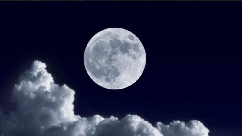 Per lo spettacolo “Davanti alla luna” si dovrà aspettare un altro anno