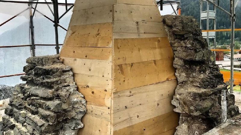 La riparazione della cuspide della chiesa di san Vigilio