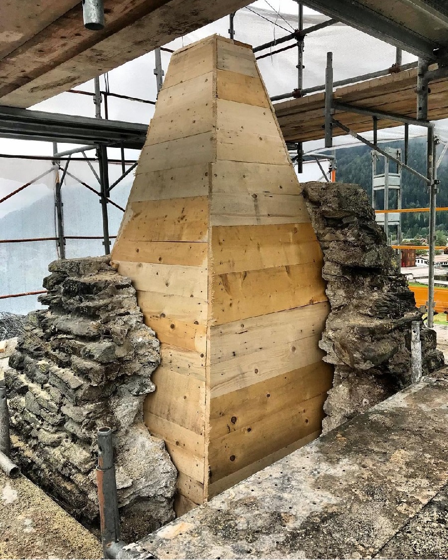 La riparazione della cuspide della chiesa di san Vigilio