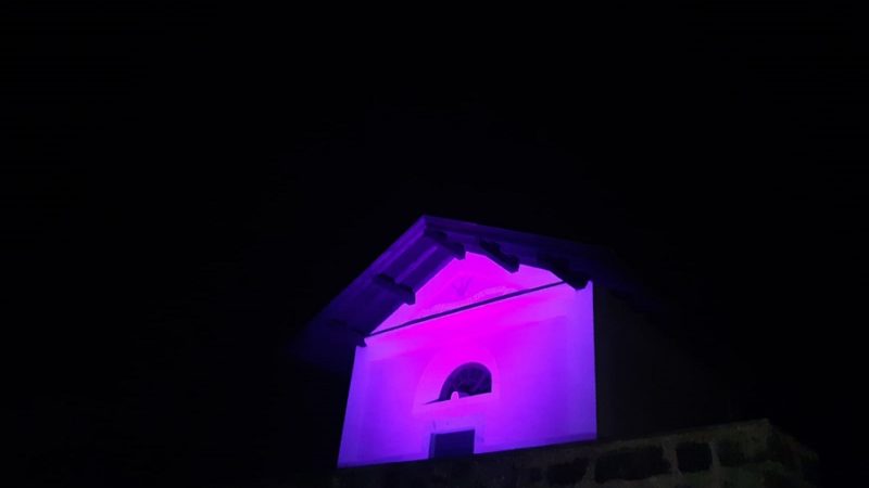 La chiesa di San Valentino è rosa. Poi diventerà azzurra e infine gialla