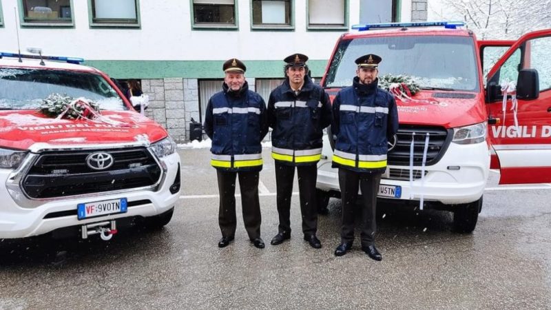    Presentati, con una piccola e coinvolgente cerimonia,  i due nuovi mezzi in dotazione al Corpo dei Vigili del Fuoco Volontari di Madonna di Campiglio e S. Antonio di Mavignola