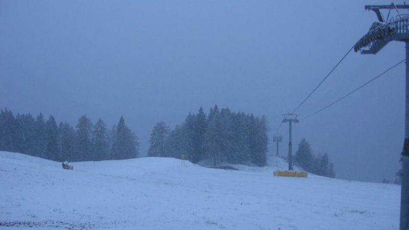 Scende la neve sulla skiarea Campiglio