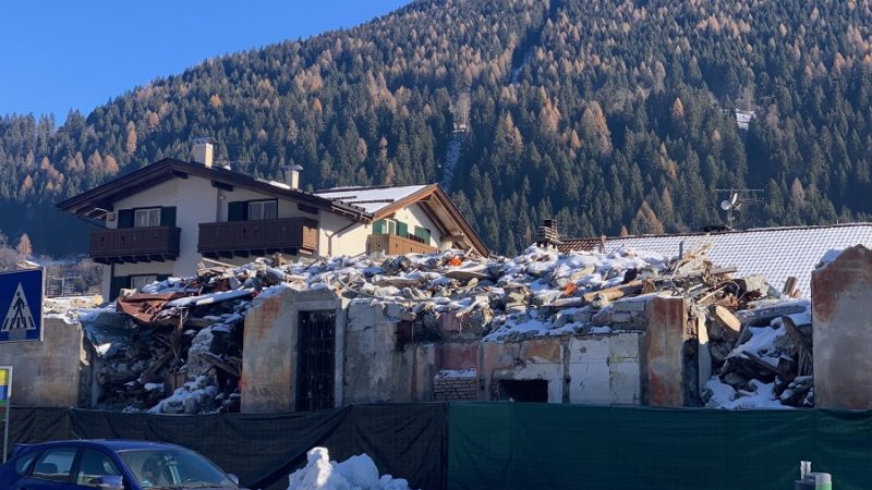 Una brutta storia perché il rudere che troneggia tra via Genova e via Fucine rischia di diventare parte del paesaggio