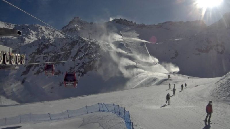 Immagini spettacolari dei cannoni sparaneve del ghiacciaio Presena