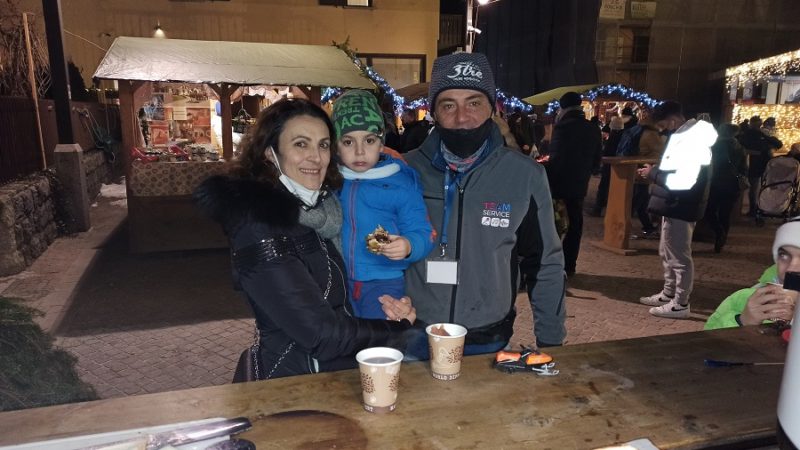 Anche l’assessore Segnana allo stand della Pro Loco Pinzolo in piazza Carera
