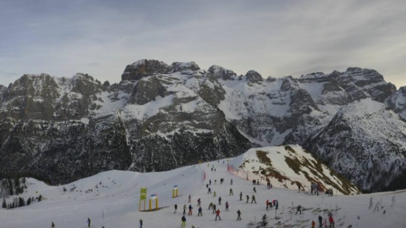 Tanta gente sulle piste della skiarea Campiglio. Mercoledì torna la neve ma poi tanto sole…