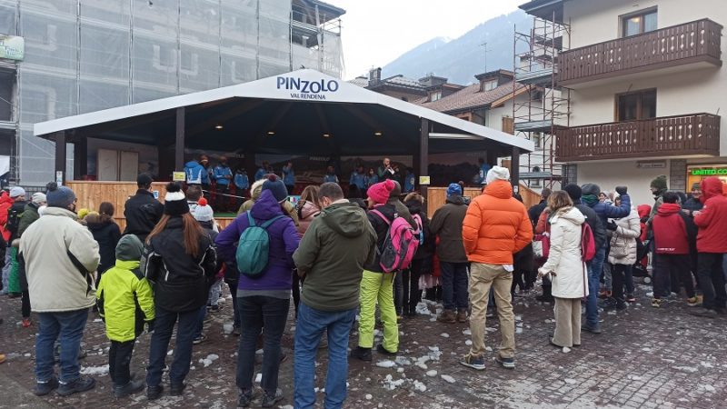 Tanti piccoli sciatori in piazza Carera per la premiazione dei corsi della Scuola di Sci Pinzolo