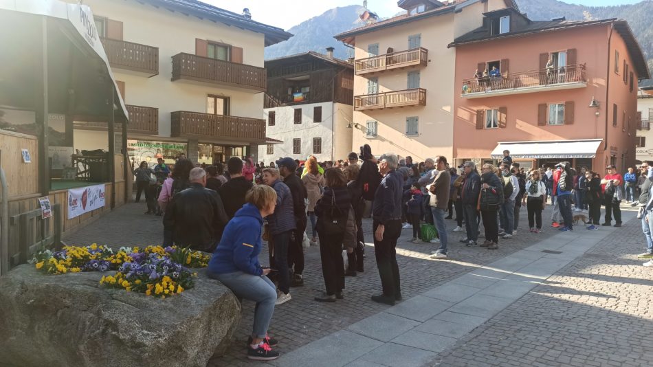 Spettacolo per bambini in piazza Camera a Pinzolo