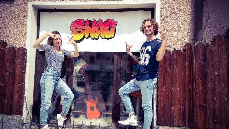 I bambini della Scuola Primaria di Spiazzo hanno allestito la vetrina della Cooperativa Verde&Blu con la canzone “Swag”