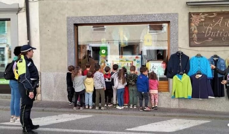 La vetrina del “Butigot” allestita dai bambini del Terzo anno della scuola dell’infanzia di Pinzolo