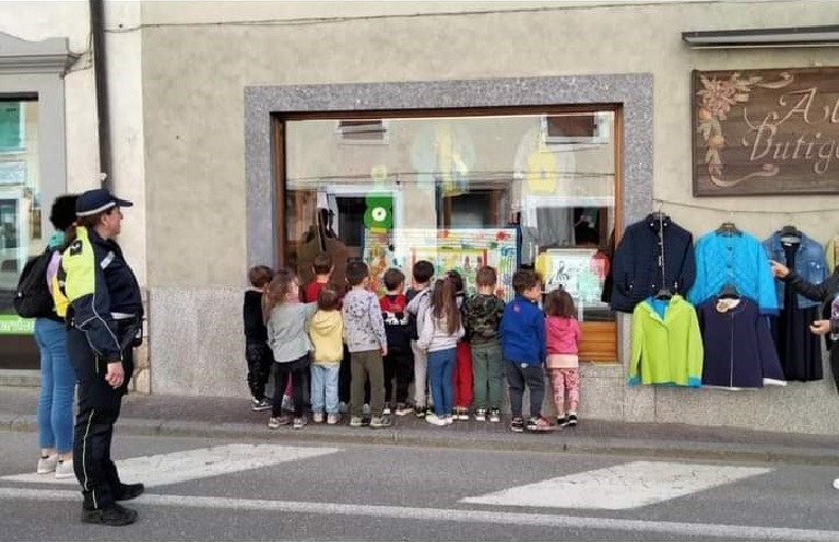 La vetrina del “Butigot” allestita dai bambini del Terzo anno della scuola dell’infanzia di Pinzolo