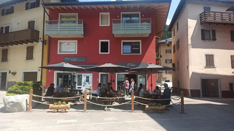 Il nuovo “dehors” del Tablà anima la piazzetta Amanzio Collini nel cuore di Pinzolo