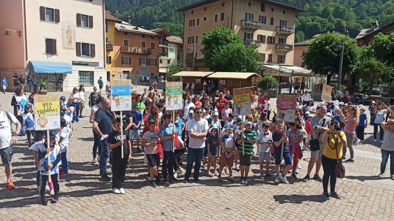Tanti bambini e tanto sole in piazza Carera per la presentazione del Festival della Canzone dei Bambini