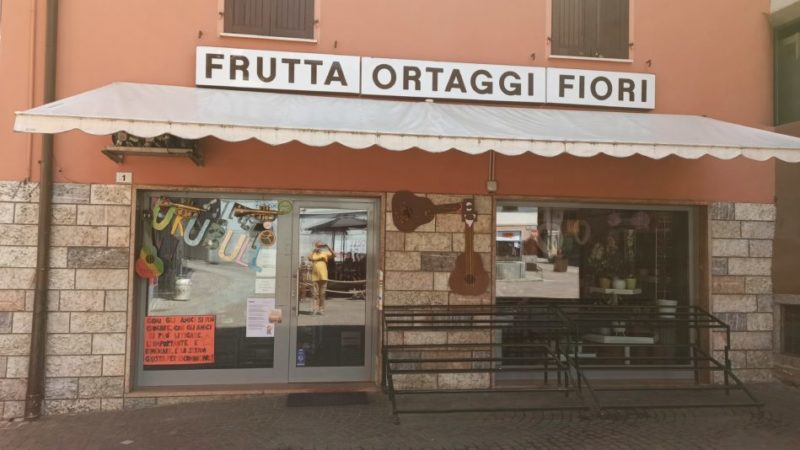 “Ukubull” e i bambini della classe 3^ della Scuola Primaria di Madonna di Campiglio all’Ortofrutta Fedrizzi di Pinzolo