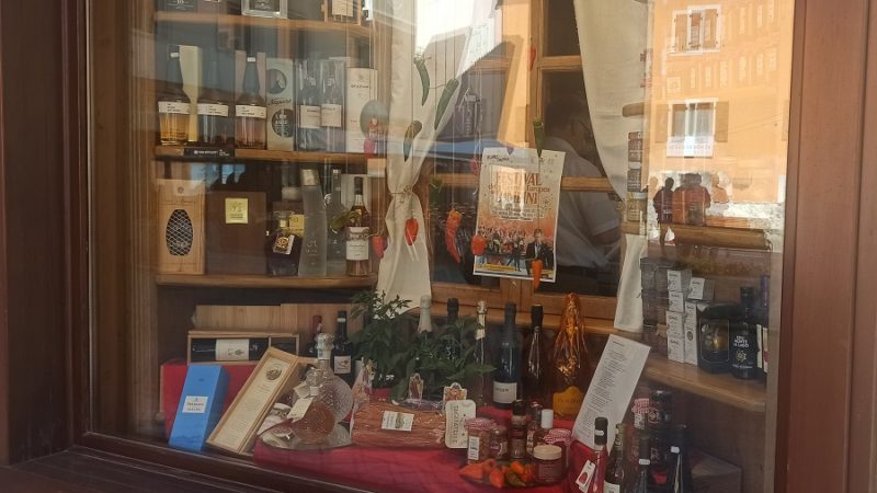 La vetrina dell’Alimentari Caola è dedicata alla canzone “Il peperoncino ballerino”