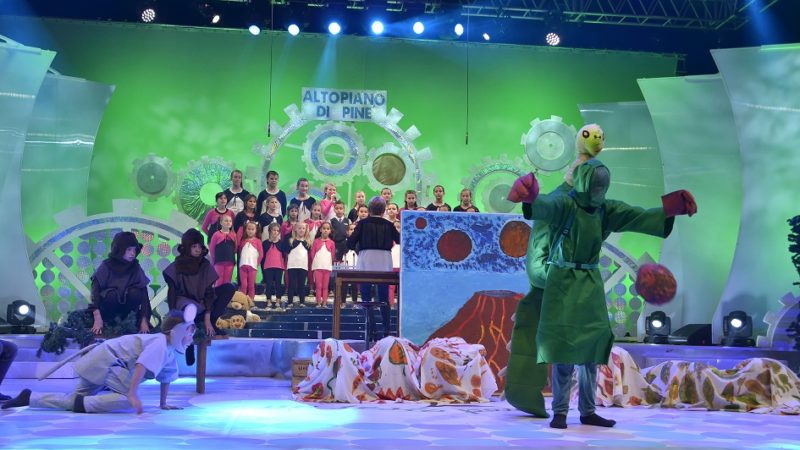 I grandi eventi musicali ripartono dal Trentino: se per gli adulti arriva Vasco, per i più piccoli torna il Festival della Canzone europea dei Bambini, Pinzolo TN 21 – 22 maggio. Da lunedì 16 biglietti in vendita e “Gira la vetrina” a Pinzolo